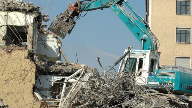 Wohnhaus und Tankstelle werden nach Hangrutsch abgerissen