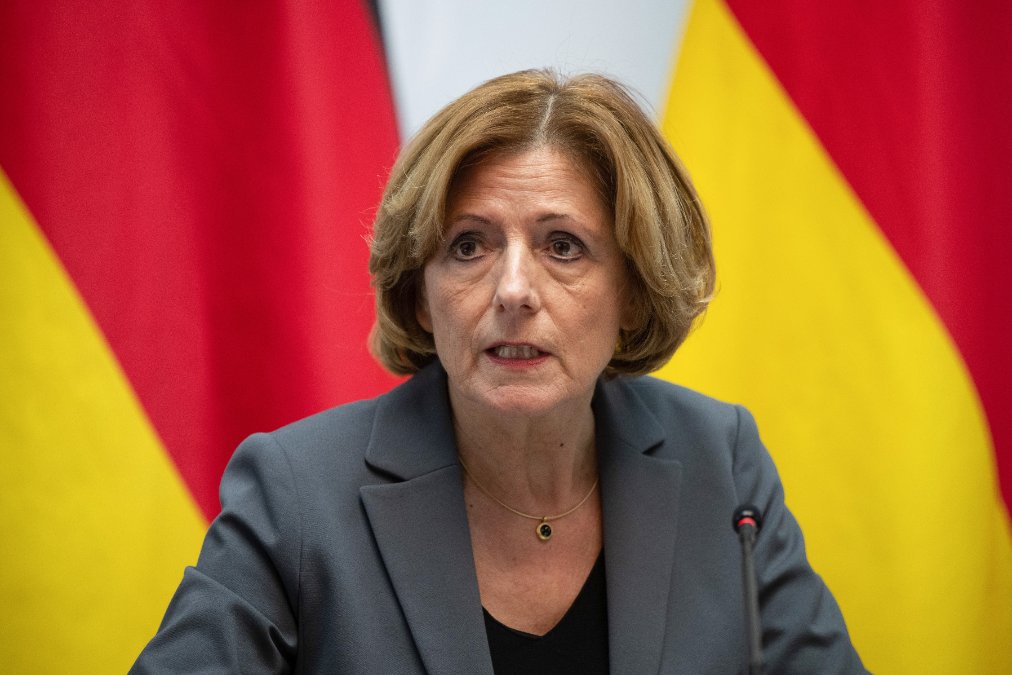 Malu Dreyer übernimmt Patenschaft für politisch verfolgte Schülerin im Iran Malu Dreyer übernimmt Patenschaft für politisch verfolgte Schülerin im Iran