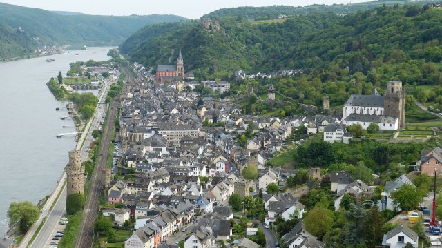 Herabstürzende Felsbrocken im Mittelrheintal