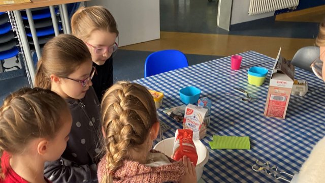 Fleißige kleine Elfen schaffen Weihnachtsleckereien