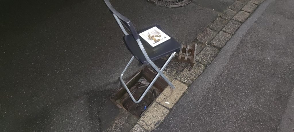 Stuhl auf Straße gibt Rätsel auf und zieht Ermittlungen nach sich Stuhl auf Straße gibt Rätsel auf und zieht Ermittlungen nach sich