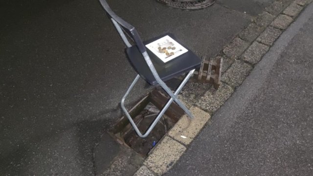 Stuhl auf Straße gibt Rätsel auf und zieht Ermittlungen nach sich