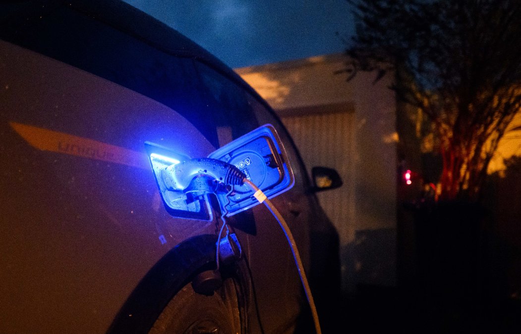 Genug Ladesäulen? Diskussion um E-Mobilität rund um Spitzentreffen