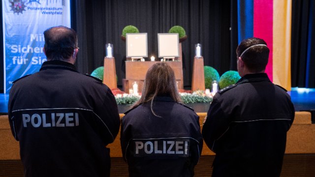 "Wir denken täglich an sie": Jahrestag von Polizistenmorden bei Kusel