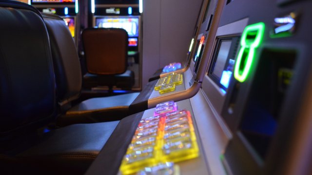 Bewaffneter überfällt Spielothek und bedroht Mitarbeiter