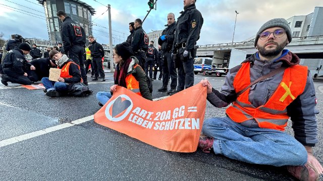 Aktivisten der Letzten Generation blockieren Berufsverkehr in Mainz