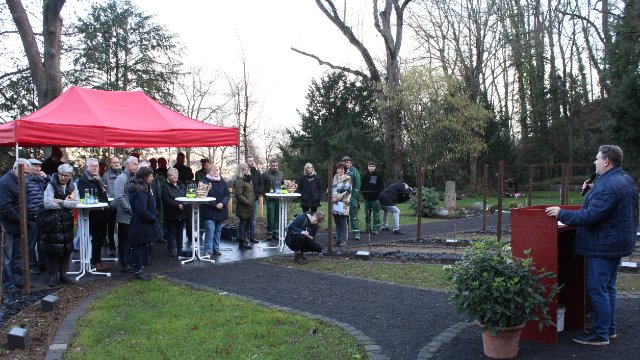 Koblenz: Hauptfriedhof bietet Bestattung unter Weinreben an