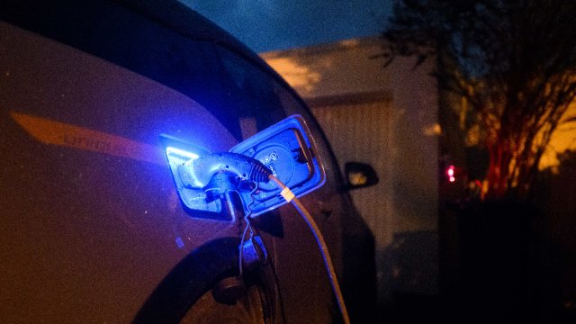 Genug Ladesäulen? Diskussion um E-Mobilität rund um Spitzentreffen