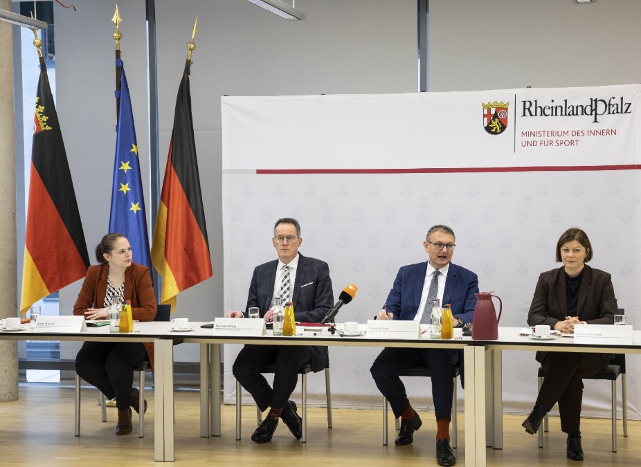 Staatsanwaltschaft sagt im Untersuchungsausschuss Flutkatastrophe aus Staatsanwaltschaft sagt im Untersuchungsausschuss Flutkatastrophe aus