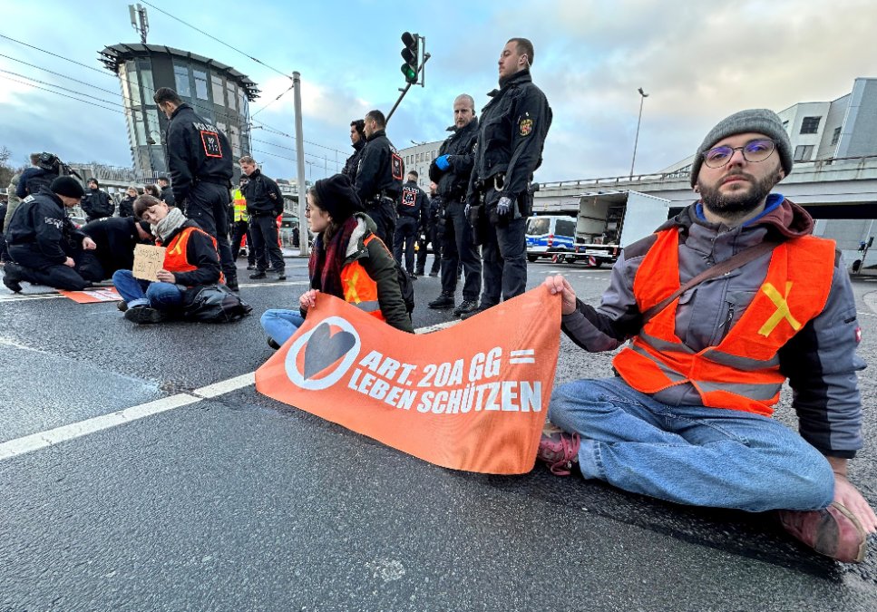 Aktivisten der Letzten Generation blockieren Berufsverkehr in Mainz