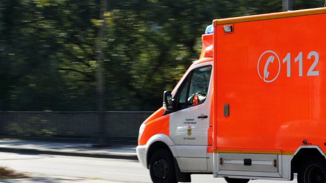 Mann fällt vom Traktor und wird von Karnevalswagen überrollt