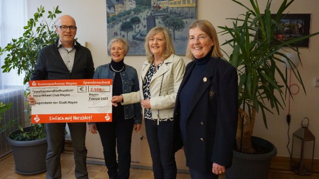 Mayener Inner Wheel Club spendet 2500 Euro an das städtische Jugendamt