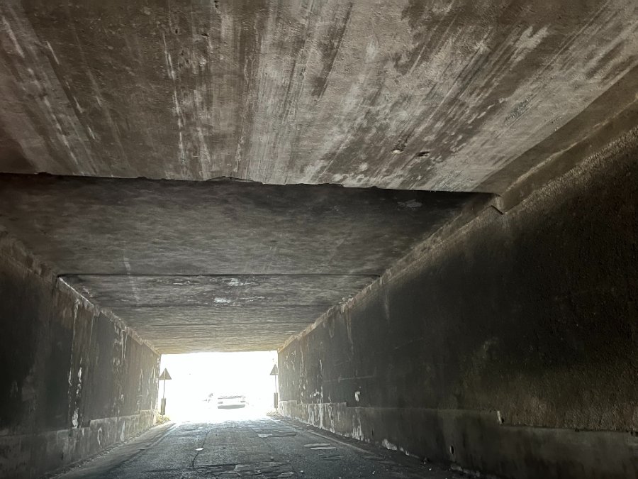 Koblenz: Fahrerflucht nach LKW-Unfall an Unterführung Koblenz: Fahrerflucht nach LKW-Unfall an Unterführung