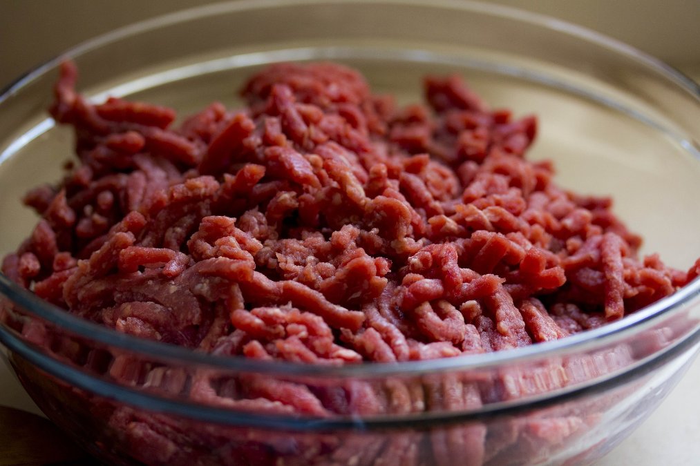 Bei Aldi verkauft: Hersteller ruft Bio-Hackfleisch zurück