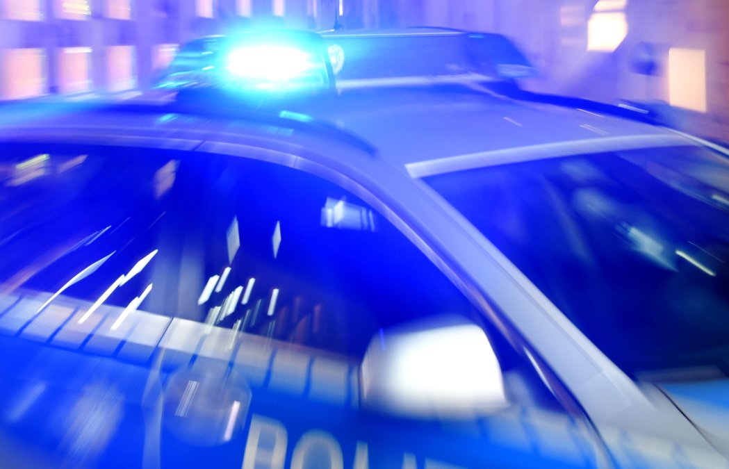 Rund 40 Menschen greifen Polizisten an - mehrere Beamte verletzt Rund 40 Menschen greifen Polizisten an - mehrere Beamte verletzt