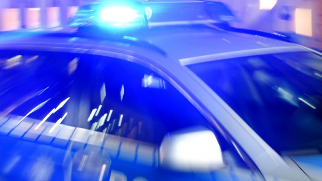 Rund 40 Menschen greifen Polizisten an - mehrere Beamte verletzt