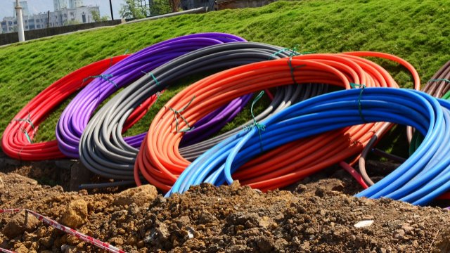 Glasfaserleitungen werden in der Eifelstraße verlegt