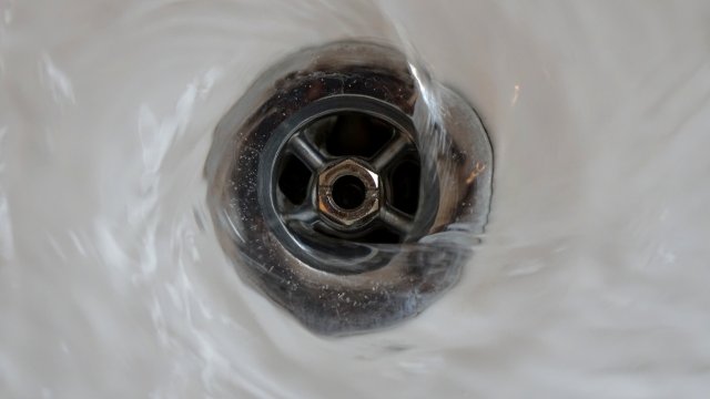 Hunsrück: Mann schläft in Badewanne ein und verursacht Wasserschaden