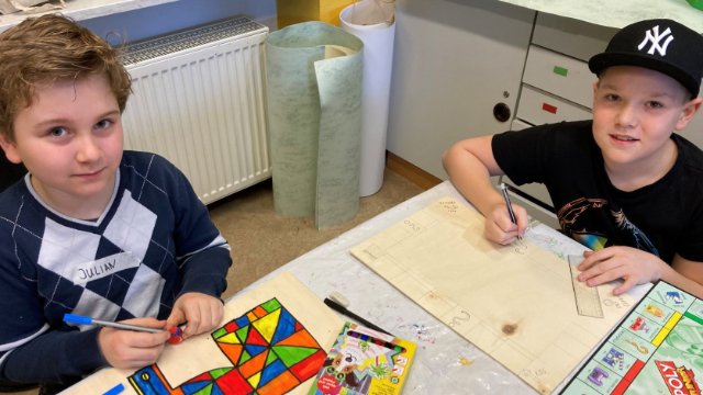 Kinder schaffen Do it yourself-Spiele in Kaltenengers