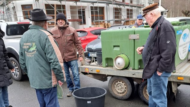 Nieverner Angler ergänzen den Fischbestand der Lahn