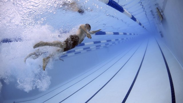 Einige Schwimmbäder erhöhen Wassertemperaturen wieder