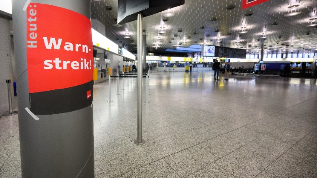 Warnstreik legt Betrieb an sieben Flughäfen weitgehend lahm