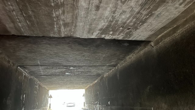 Koblenz: Fahrerflucht nach LKW-Unfall an Unterführung