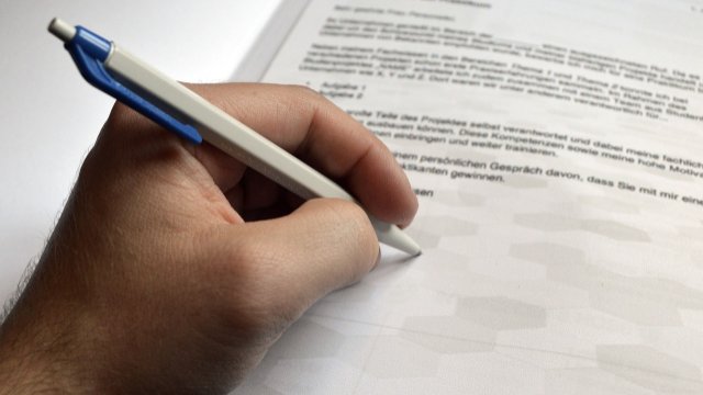 Informationen rund um das Thema Linkshändigkeit und wechselnder Handgebrauch bei Kindern