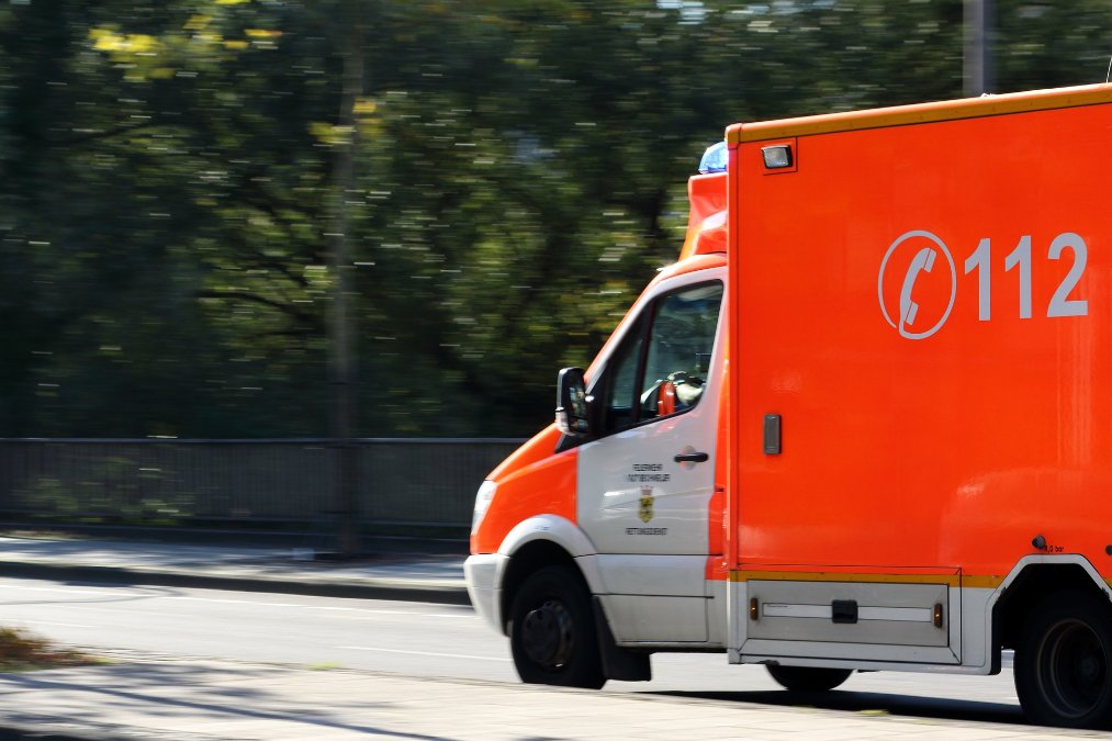 Mann fällt vom Traktor und wird von Karnevalswagen überrollt Mann fällt vom Traktor und wird von Karnevalswagen überrollt