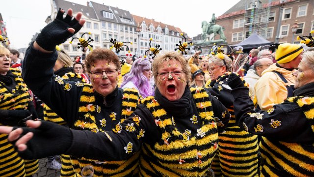 Die Weiber sind los - Straßenkarneval startet wieder durch