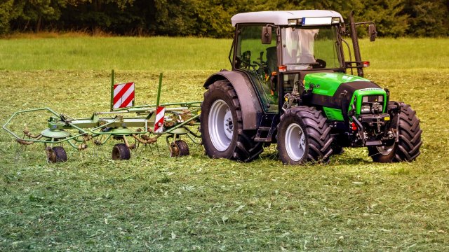 Traktorfahrer unter Drogen und ohne Nummernschild unterwegs