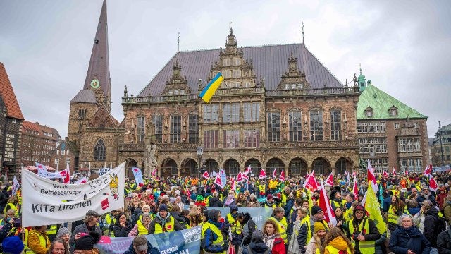 70.000 Menschen bei Kita-Warnstreik: Lauter Ruf nach besserer Bezahlung am Frauentag