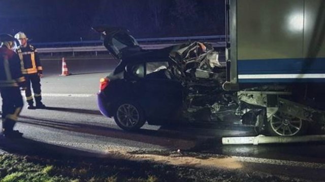 Königswinter: Auto gerät unter LKW
