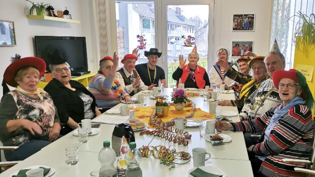 Karneval im Stadtteiltreff: Senioren feiern kräftig mit