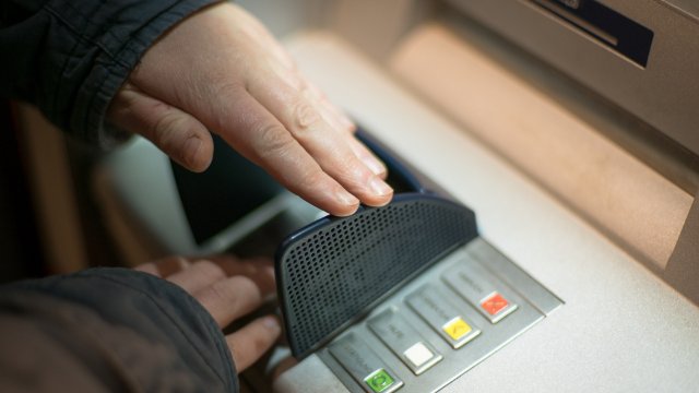 Nach Sprengungen: Banken reduzieren Öffnungszeiten für Automaten