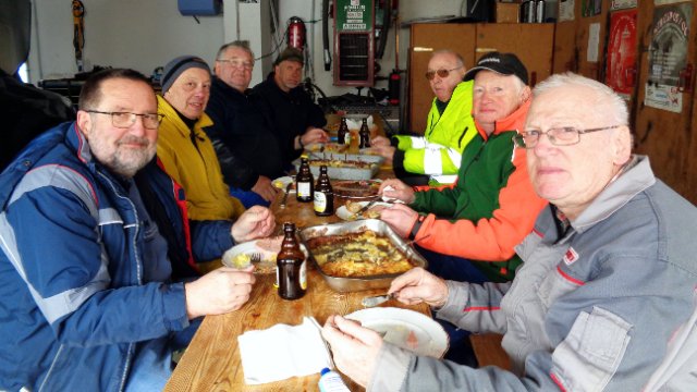 Alle Hände voll zu tun für die "Rentner-Crew" in Dornholzhausen