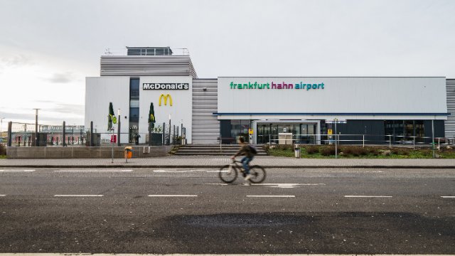 Erste Flüchtlinge ziehen in Aufnahmeeinrichtung am Flughafen Hahn