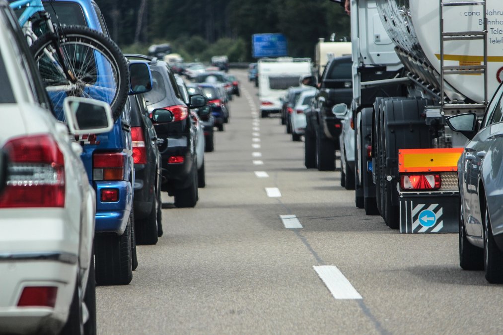 Autofahrer nutzen Rettungsgasse Autofahrer nutzen Rettungsgasse