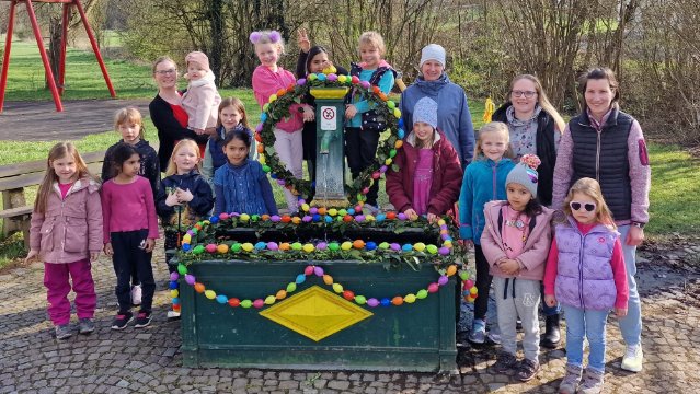 Brunnen in Goddert festlich dekoriert