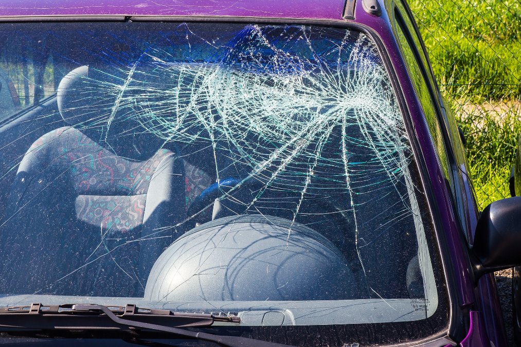 Zerschmetterte Scheibe auf der Autobahn Zerschmetterte Scheibe auf der Autobahn