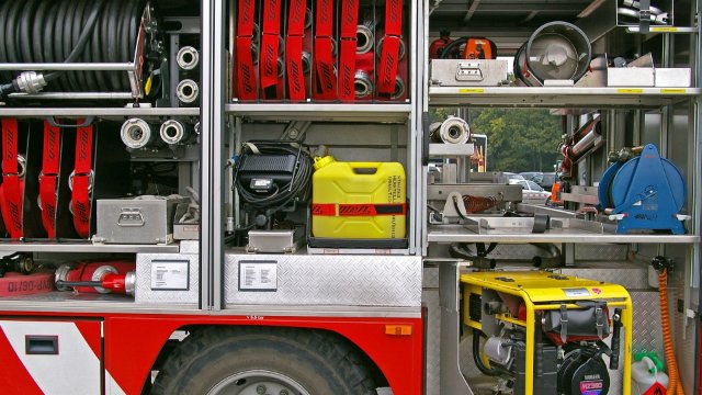 Brand von Unrat neben Mehrfamilienhaus