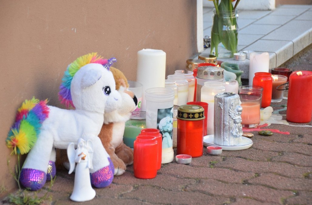 Zwei Tote Kinder entdeckt - Haftbefehl gegen Mutter erlassen Zwei Tote Kinder entdeckt - Haftbefehl gegen Mutter erlassen