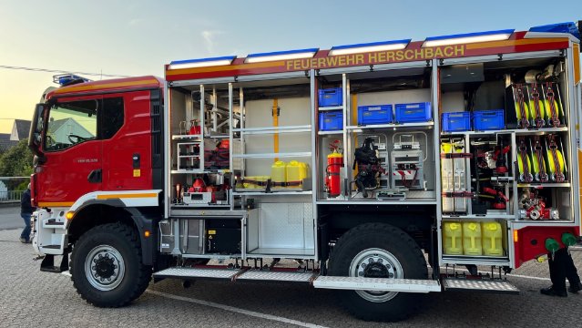Feuerwehr Herschbach begrüßt neues TLF 4.000