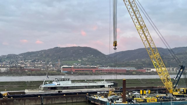 Schiffswrack nach sieben Jahren aus Brohl-Lützing geschleppt