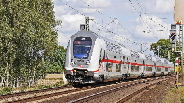 ICE kollidiert mit einem Reh: Bahnstrecke bei Windhagen zwei Stunden gesperrt