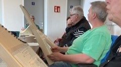 Seniorinnen und Senioren lernen Veeh-Harfe kennen: Geteiltes Frühstück mit Musik