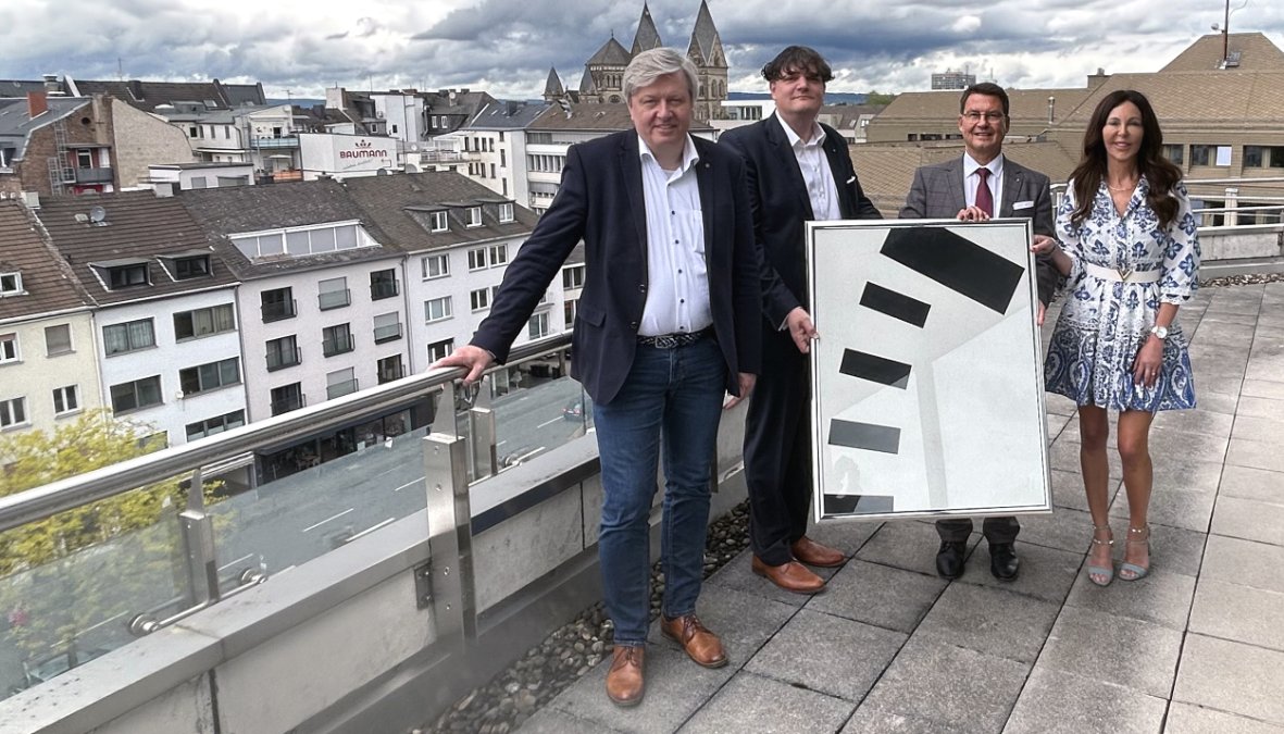 Sparkasse Koblenz versteigert Teil der bekannten Sparkassen-Uhr für guten Zweck