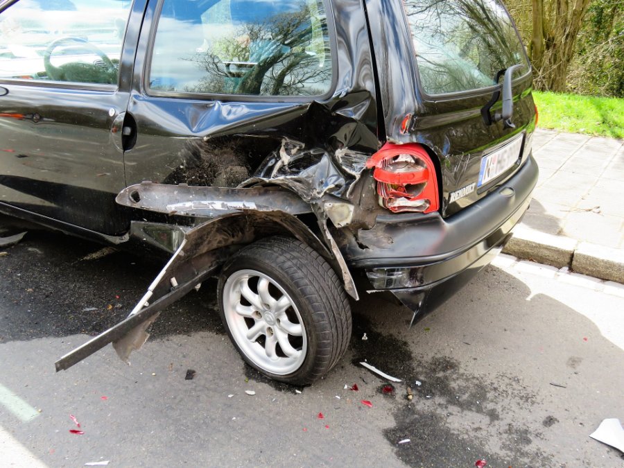 Schwarzer SUV sorgt für Verkehrsunfall mit verletzten Kindern auf B9 und flüchtet - Polizei auf Zeugensuche Schwarzer SUV sorgt für Verkehrsunfall mit verletzten Kindern auf B9 und flüchtet - Polizei auf Zeugensuche