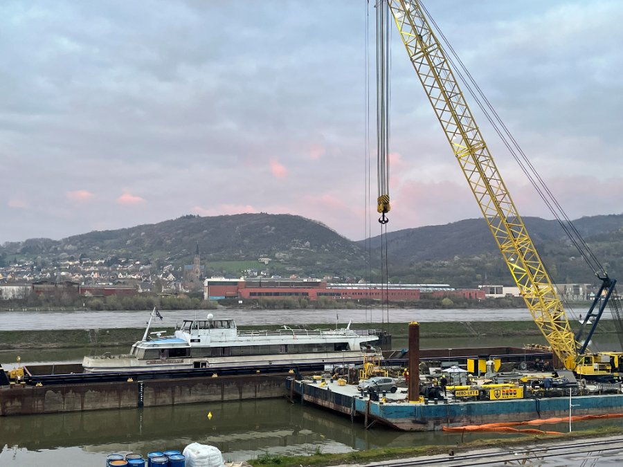 Schiffswrack nach sieben Jahren aus Brohl-Lützing geschleppt Schiffswrack nach sieben Jahren aus Brohl-Lützing geschleppt