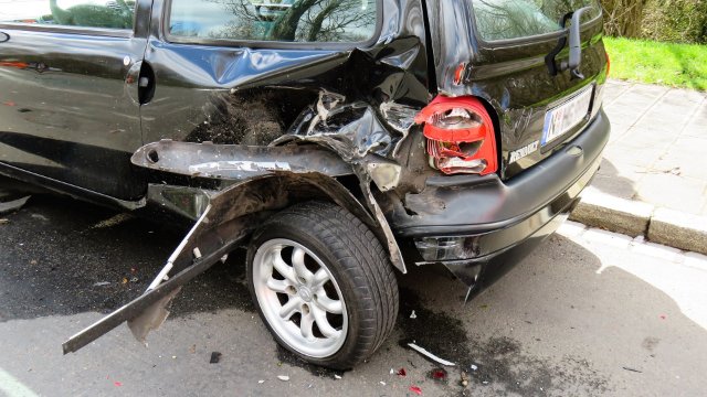 Schwarzer SUV sorgt für Verkehrsunfall mit verletzten Kindern auf B9 und flüchtet - Polizei auf Zeugensuche
